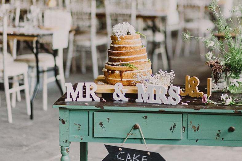 Mr & Mrs Cake Table