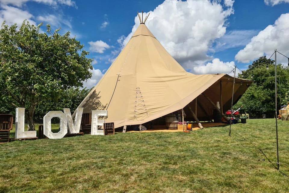 Decor outside the tipi