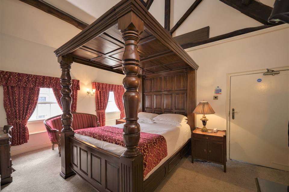 Four-poster bridal suite