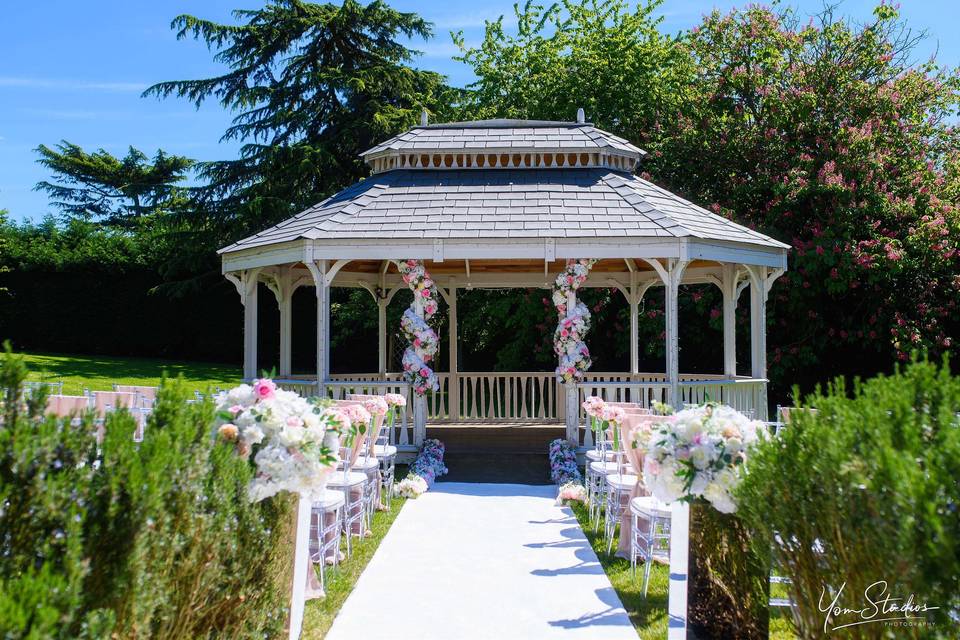 Outdoor Wedding Ceremony Decor