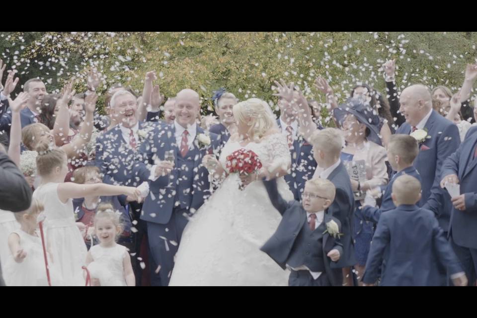 Newlyweds kiss - DG Wedding Videos