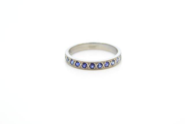 Graduated sapphire ring