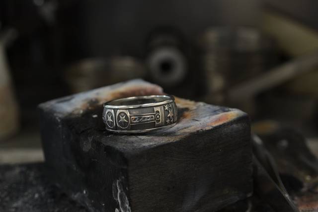 White gold patterned band