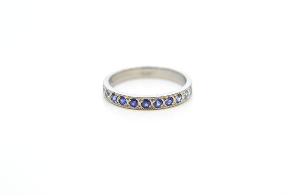 Graduated sapphire ring