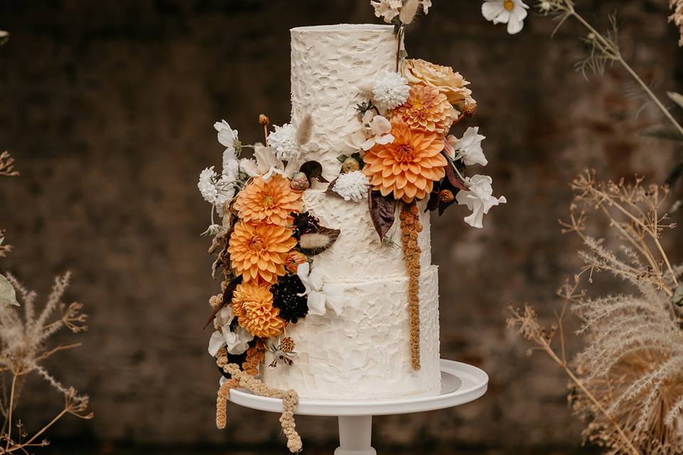 Fresh flower wedding cake