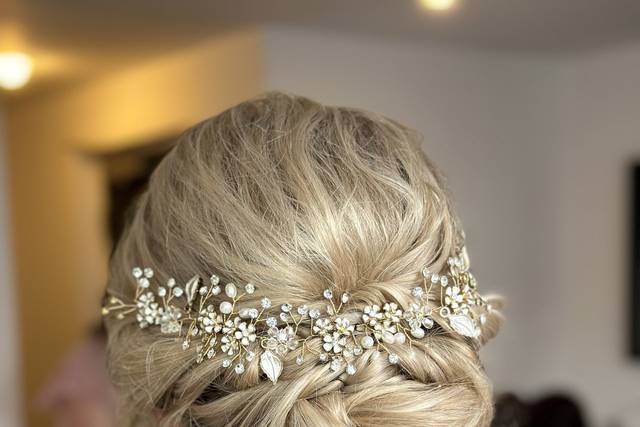 Unstructured low updo