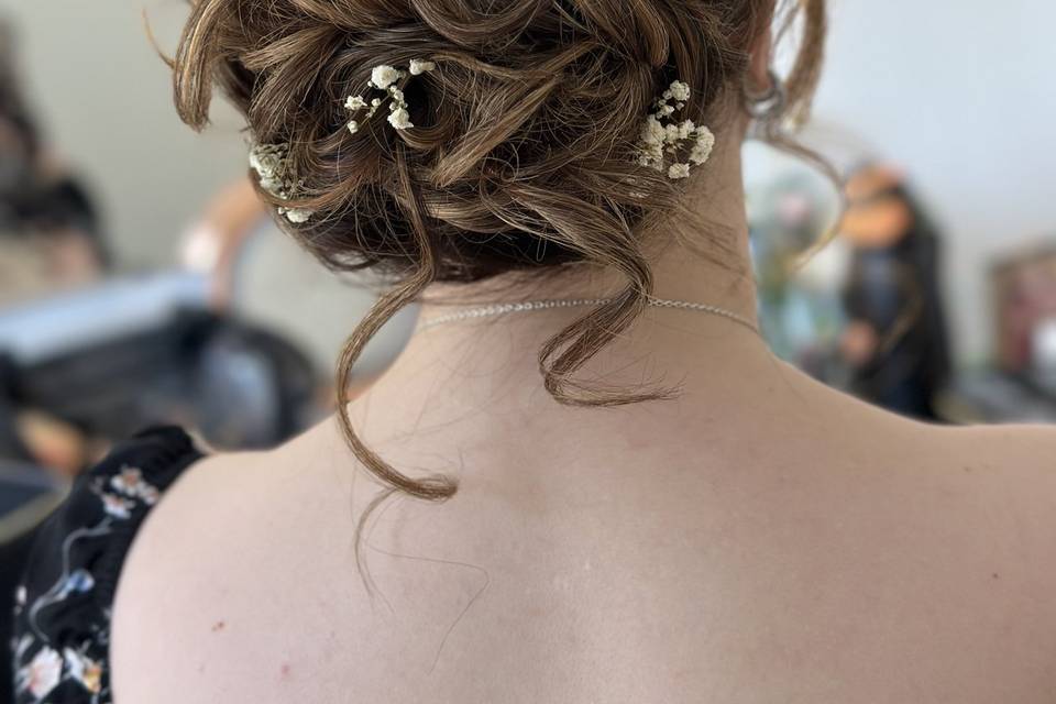 Low relaxed messy bun