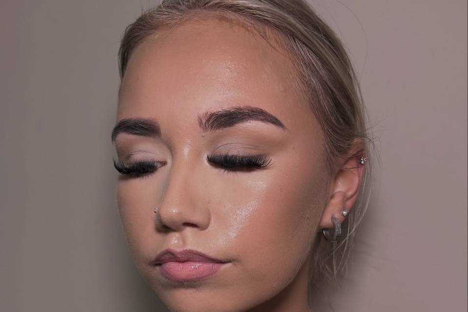 Soft neutral toned makeup 💄
