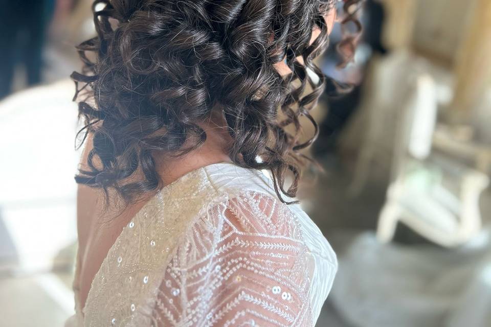 Naturally curly hair bride