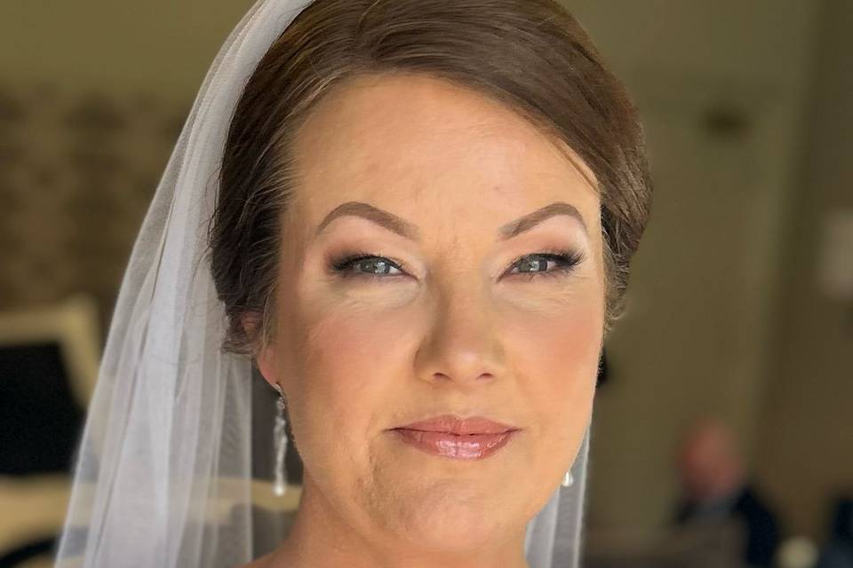 Soft cat eye bridal makeup