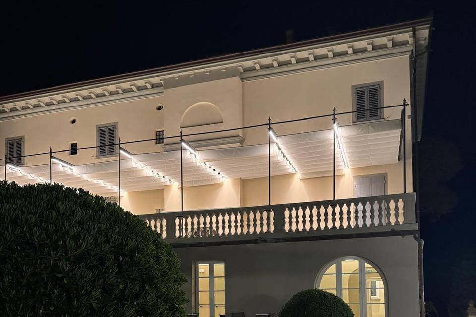 The terrace by night