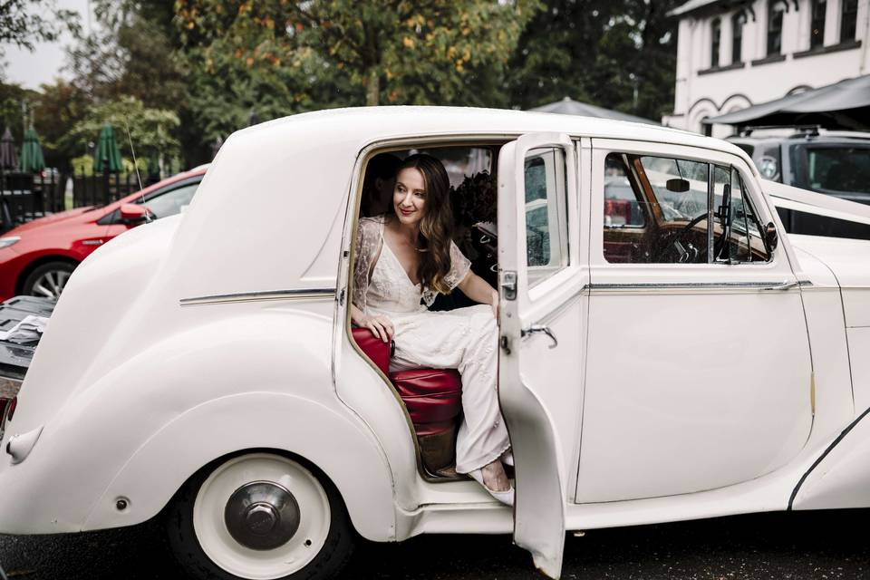 Bride's arrival in wedding car