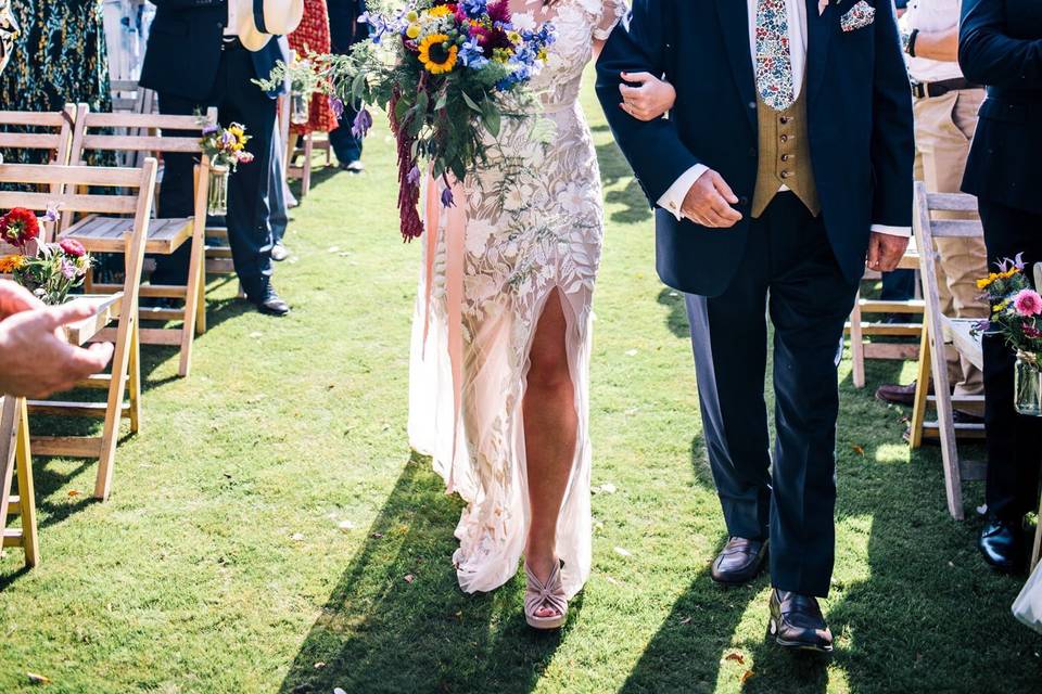 That dress! That bouquet!