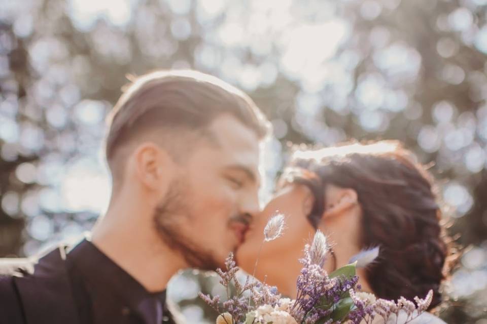 Funky-chic bouquet and a kiss