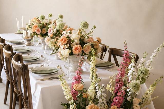 Romantic top table styling fea