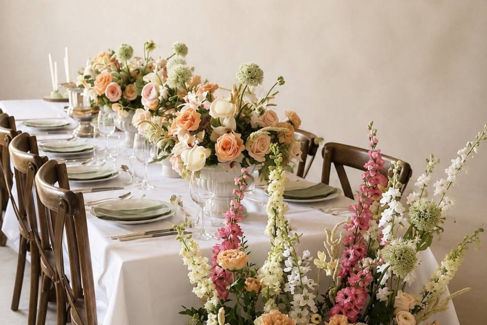 Romantic top table styling fea