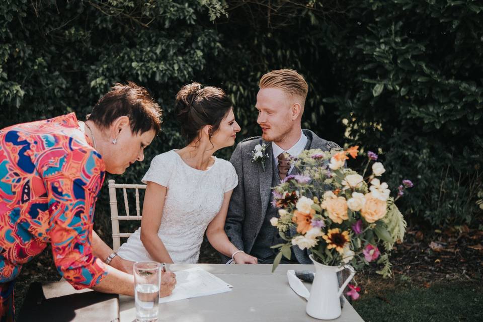 Signing the marriage schedule