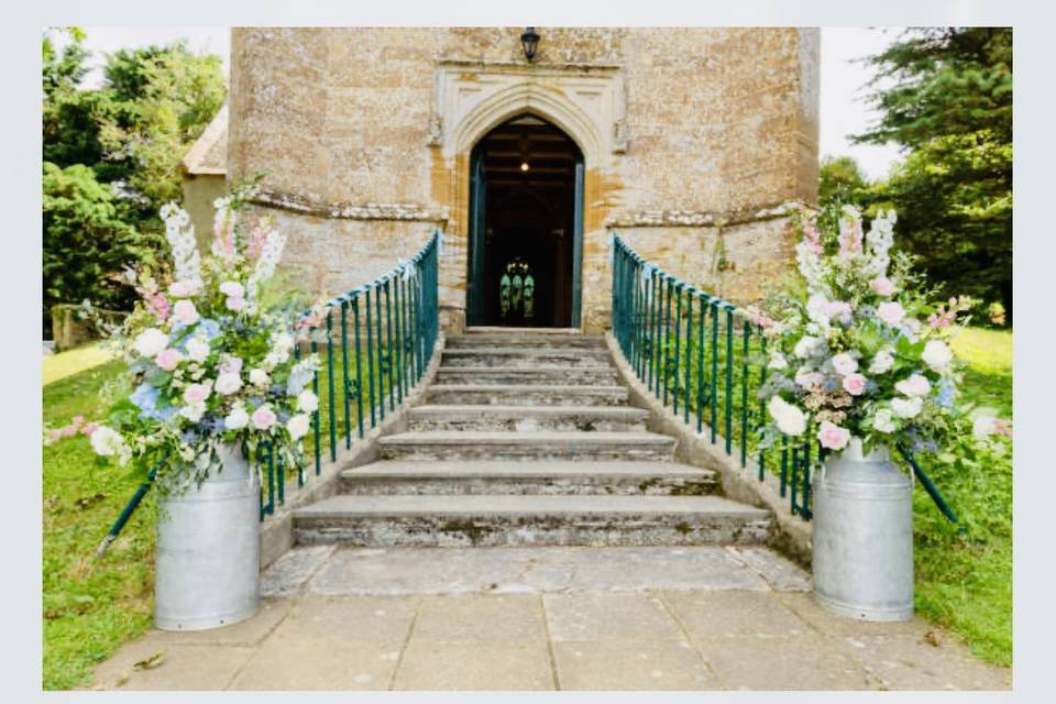 Milk churn arrangement's