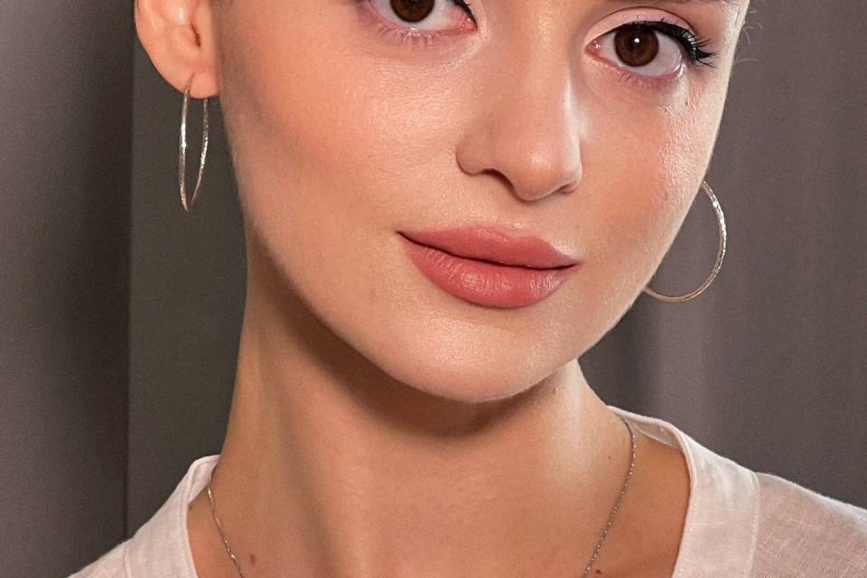 Eyeliner soft glam makeup