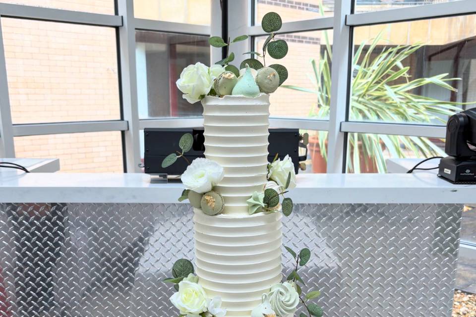 Scallop with macaroon decor