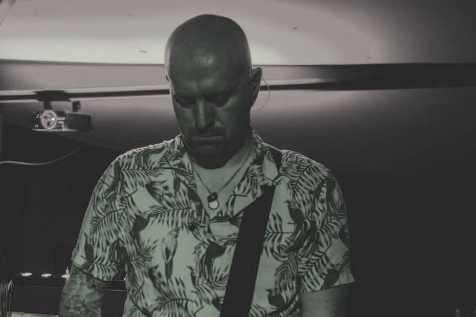 Gaz on guitar