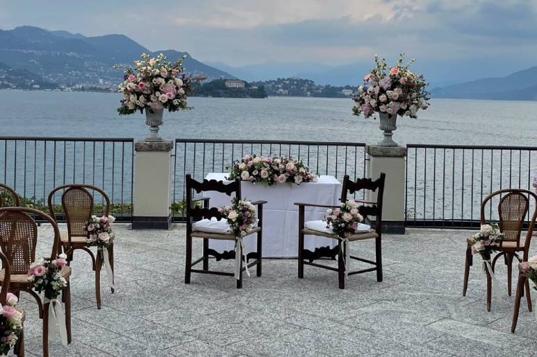 Ceremony table arrangement