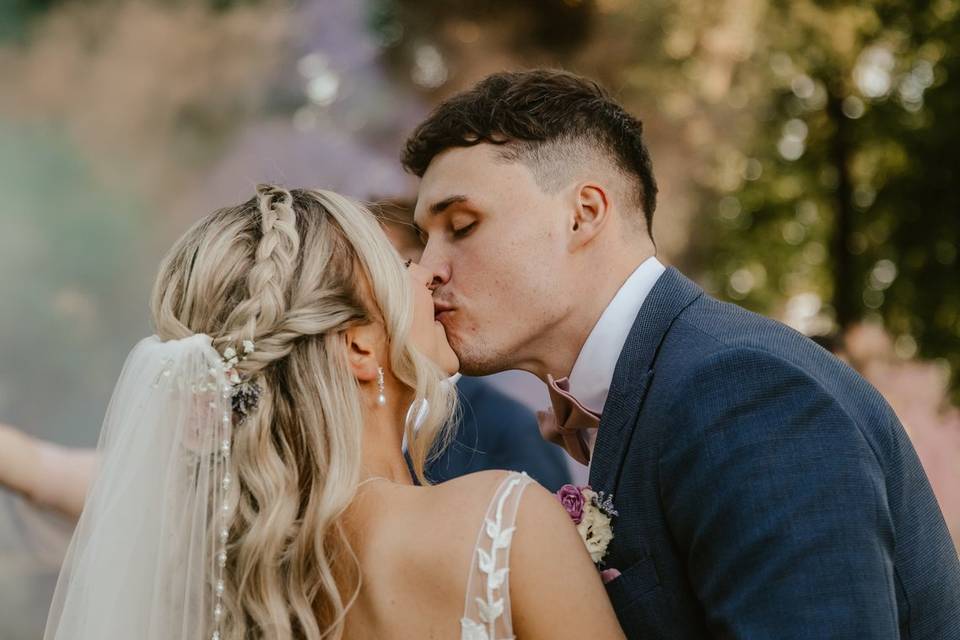 Smoke Bomb Kiss