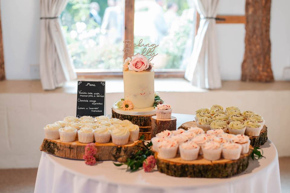 Single Tier & Cupcakes