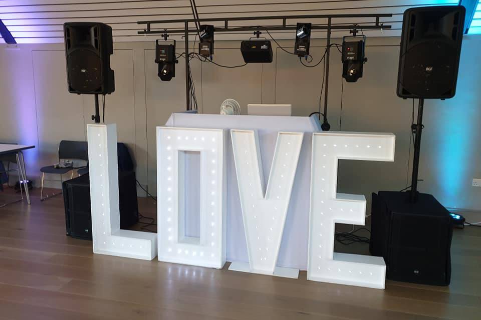 4ft 'LOVE' set up