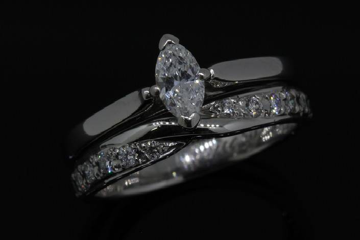 Shaped and diamond set wed