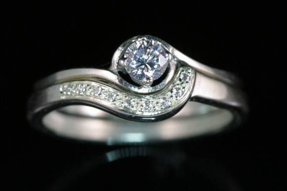 Shaped wedding ring singlestone twist grain
