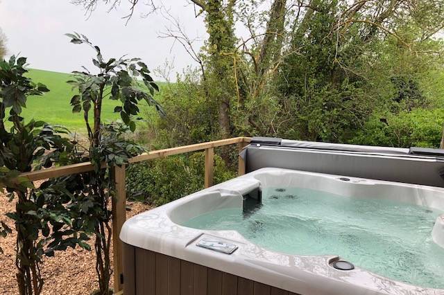 Vine Lodge outdoor hot tub