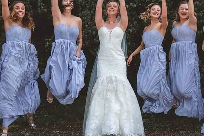 Bride with bridesmaids - bake&blossom