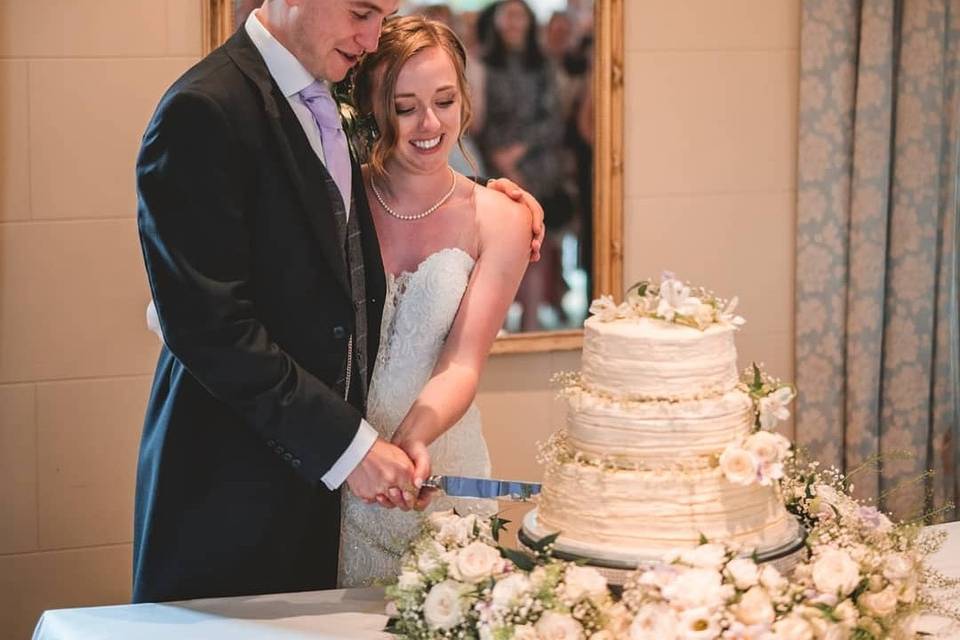 Cutting the cake - bake&blossom