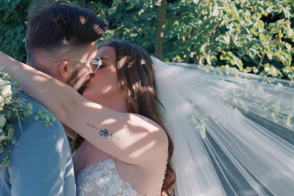 Couple Kiss