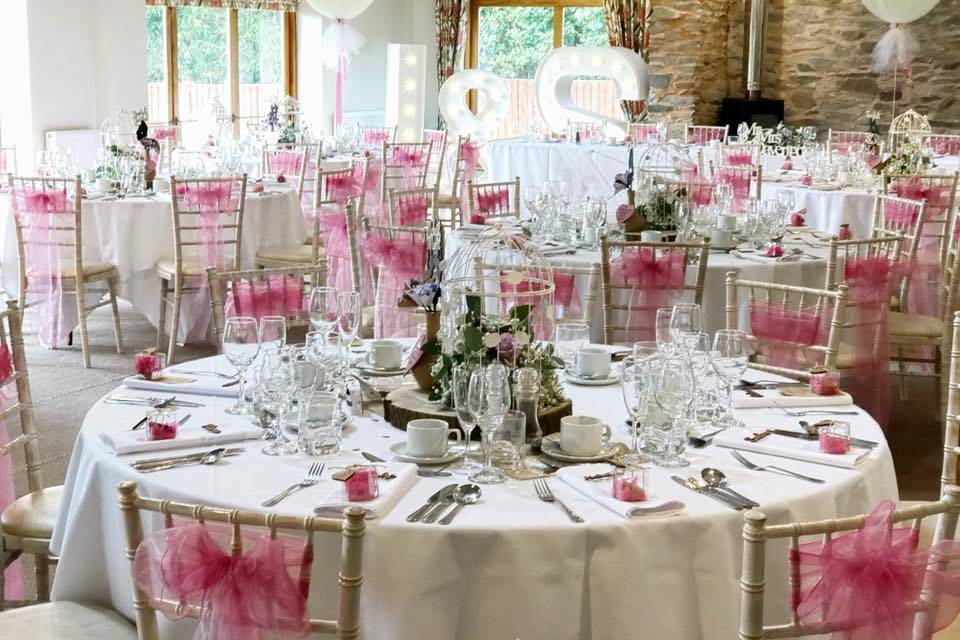 White and pink table setting