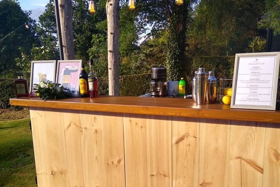 Wooden pop-up bar