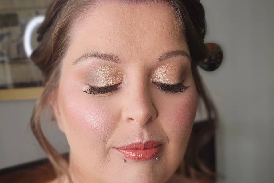 Glowy soft glam bride