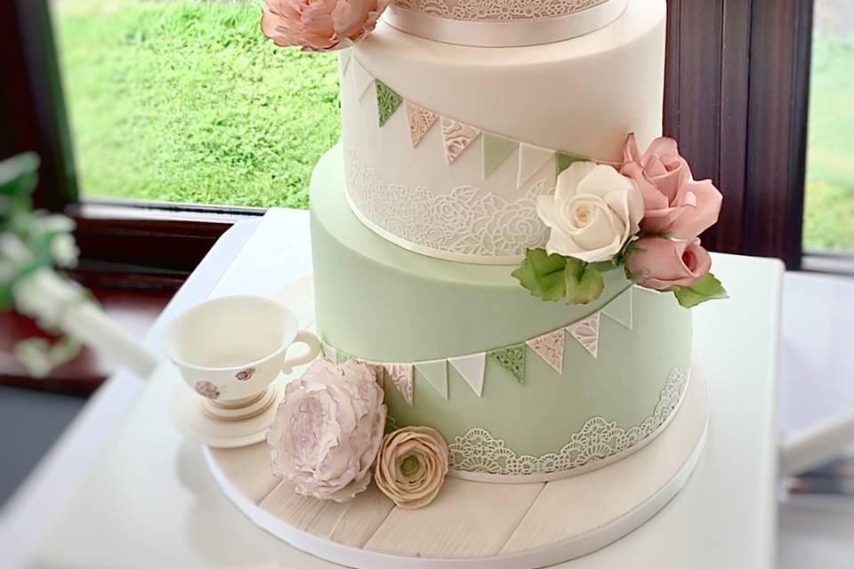 Pretty vintage wedding cake