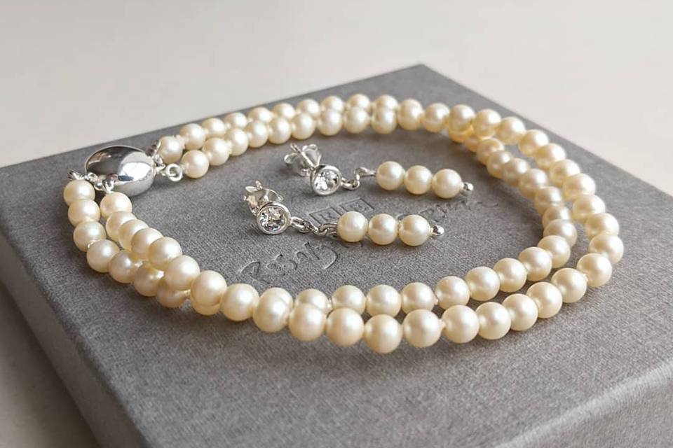 Pearl earrings and bracelet