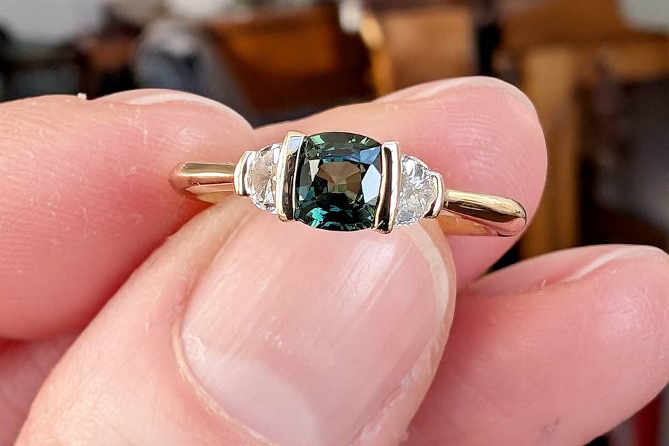 14ct gold green sapphire ring