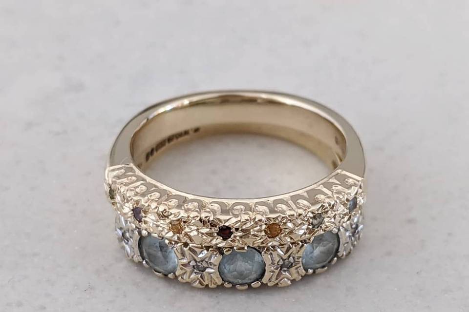 Gold engraved ring with stones
