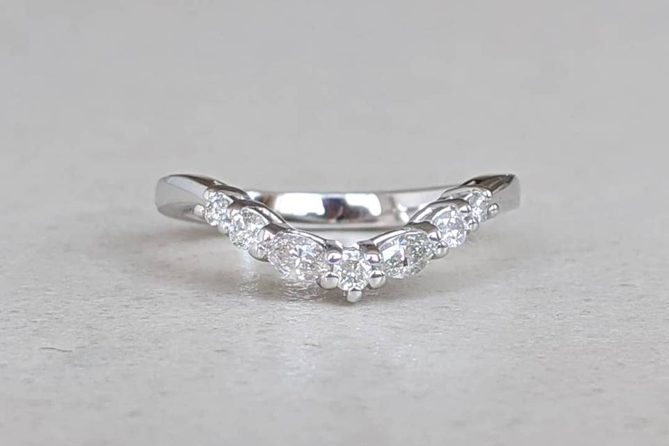 Fitted white gold and diamond