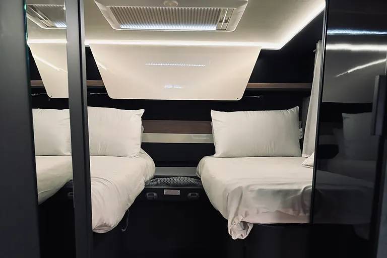 Twin beds / Converts to King