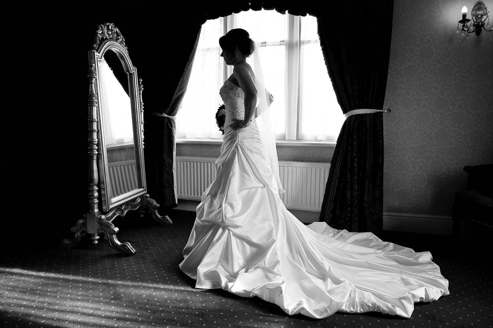 Bride before the mirror