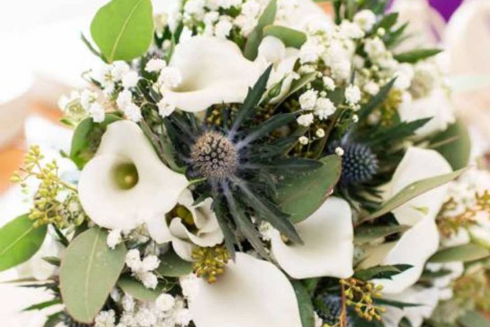 White and thistle bouquet 💐