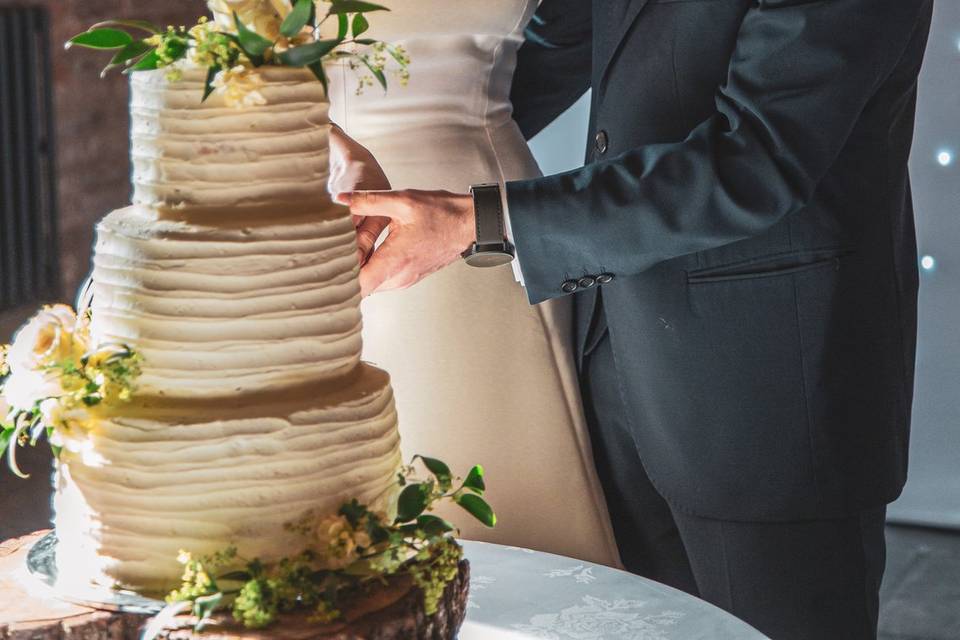 Stunning May wedding - cake cut