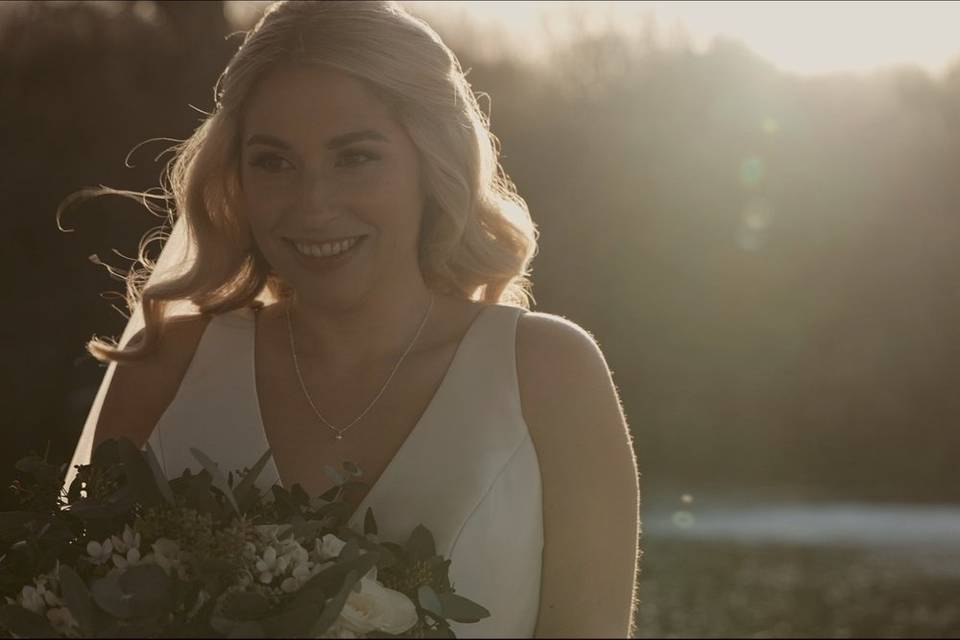 Sunkissed moment - holding bouquet