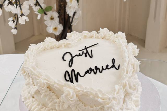 Vintage Lambeth Wedding Cake