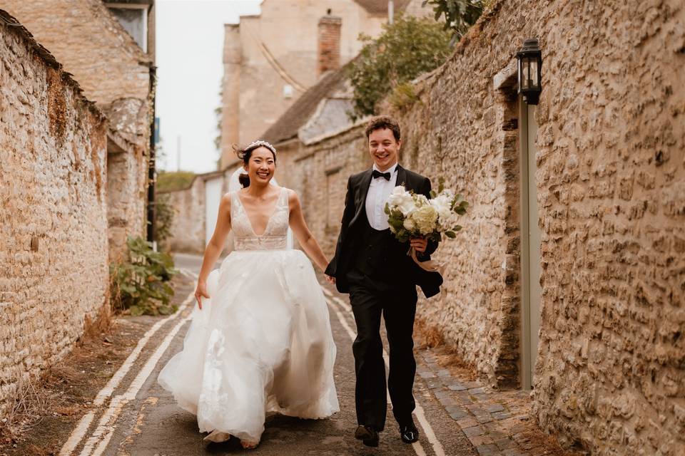 Walking hand in hand - Woodstock wedding